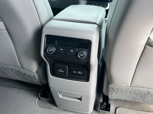 Used 2021 GMC Acadia SLT AWD/4WD image 22