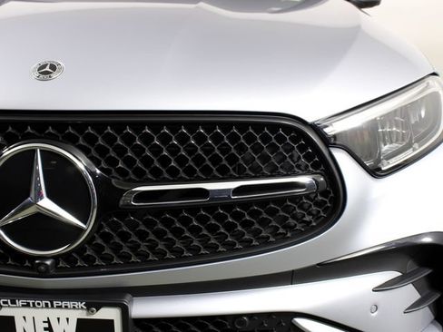 Used 2024 Mercedes-Benz GLC 300 4MATIC image 11