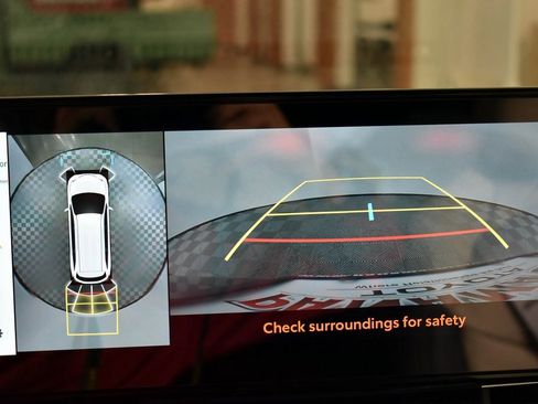 Certified 2025 Toyota Sienna Platinum image 36