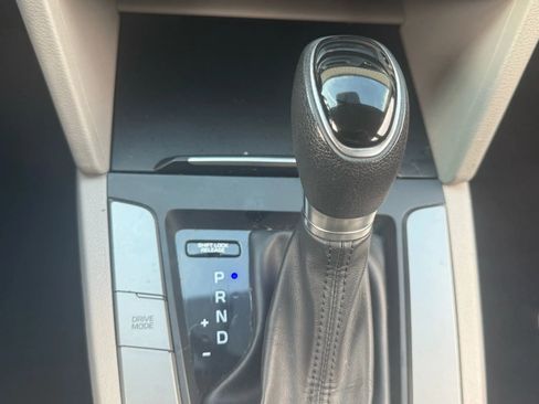 Used 2018 Hyundai Elantra SE image 28