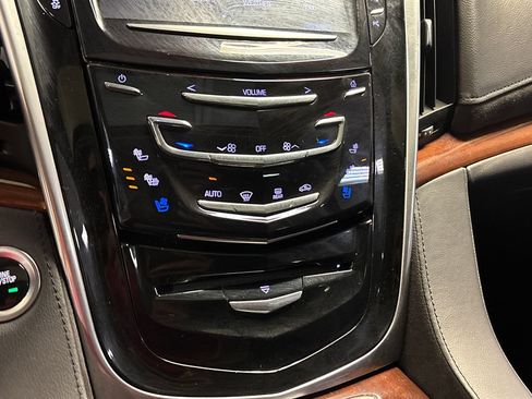 Used 2020 Cadillac Escalade Premium Luxury AWD/4WD image 49