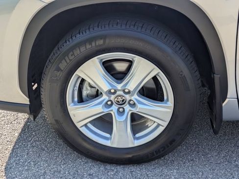 Used 2024 Toyota Highlander LE AWD/4WD image 16