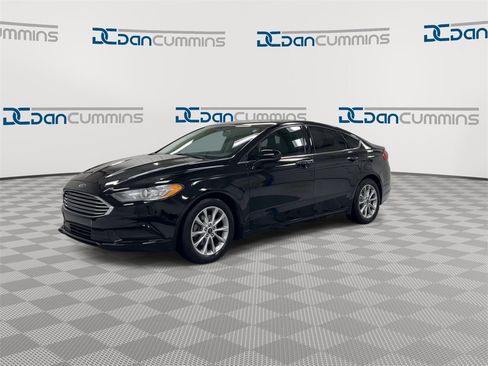 Used 2017 Ford Fusion SE w/ Fusion SE Technology Package image 4