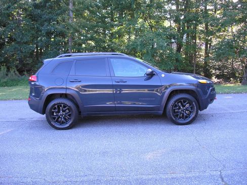 Used 2018 Jeep Cherokee Trailhawk w/ Comfort/Convenience Group image 9