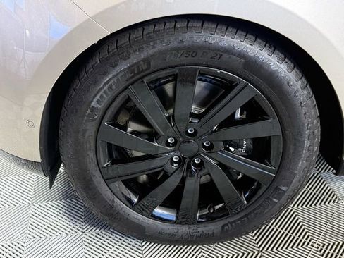 Used 2023 Land Rover Range Rover Long Wheelbase SE image 12