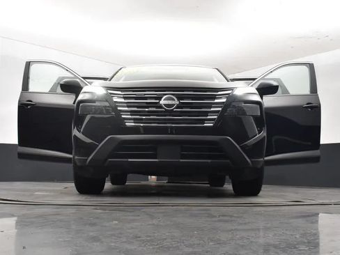 Used 2025 Nissan Rogue SV FWD image 11