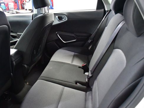 Used 2025 Kia Soul LX w/ LX Technology Package FWD image 11
