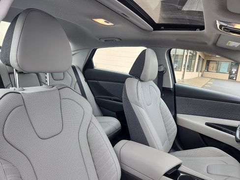 Certified 2024 Hyundai Elantra Limited FWD image 33