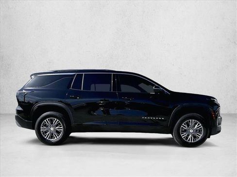Used 2025 Chevrolet Traverse LT FWD image 5