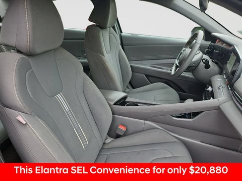 Used 2025 Hyundai Elantra SEL w/ Cargo Package FWD image 18