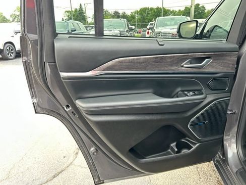 Used 2022 Jeep Grand Cherokee L Overland w/ Luxury Tech Group IV AWD/4WD image 24