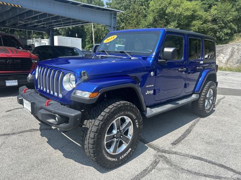 Used 2018 Jeep Wrangler Unlimited Sahara AWD/4WD image 3