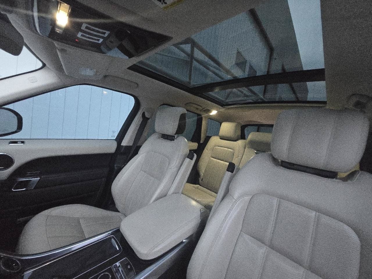 Used 2019 Land Rover Range Rover Sport HSE AWD/4WD image 4