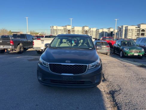 Used 2017 Kia Sedona LX w/ LX Essentials Premium Package image 17