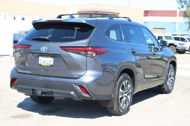 Used 2022 Toyota Highlander XLE FWD image 5