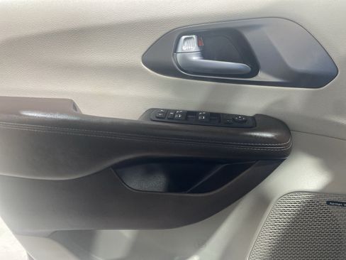Used 2017 Chrysler Pacifica Touring-L Plus FWD image 30