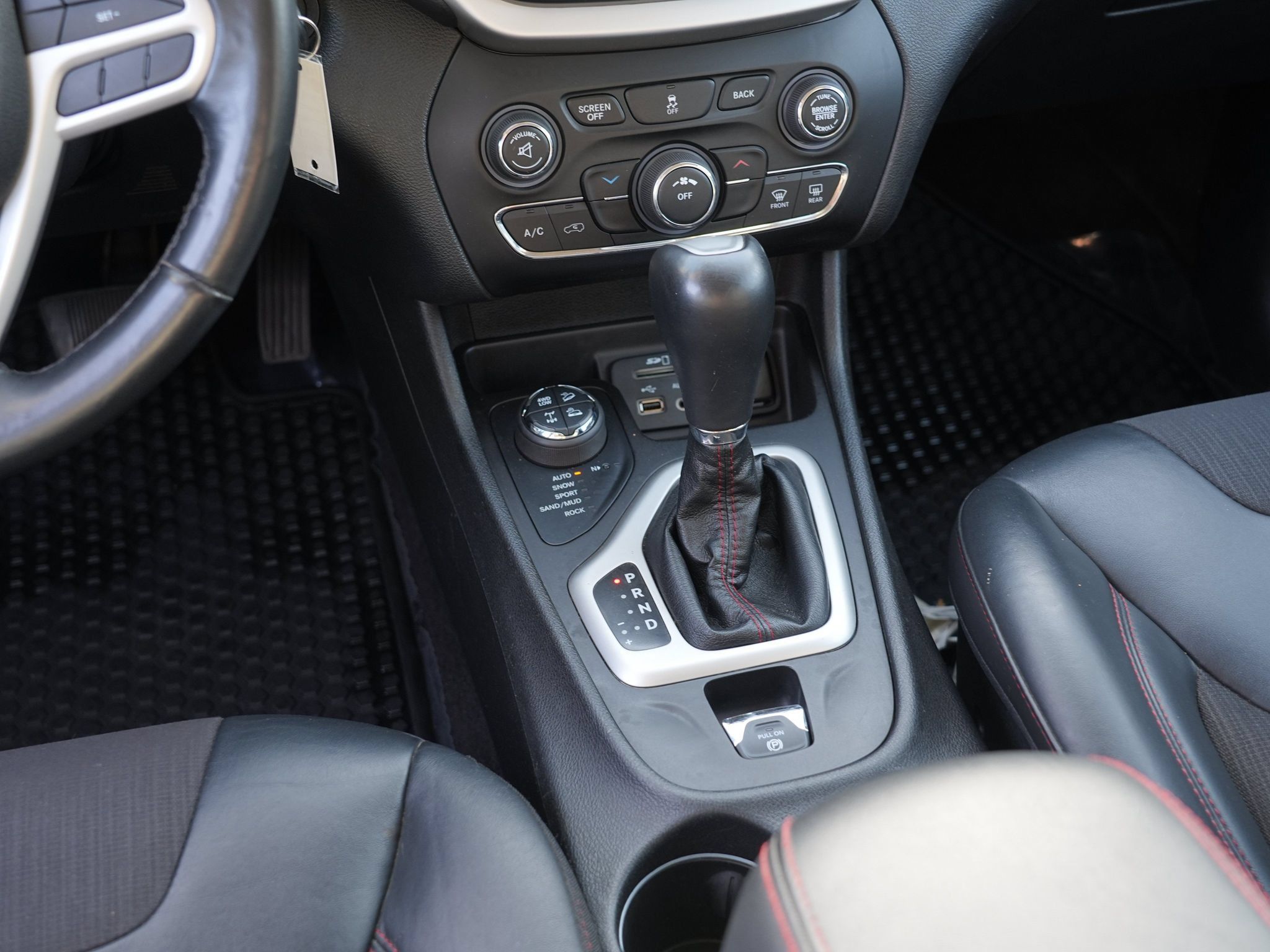 Used 2017 Jeep Cherokee Trailhawk AWD/4WD image 25