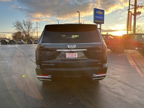 Used 2025 Cadillac Escalade Premium Luxury image 4
