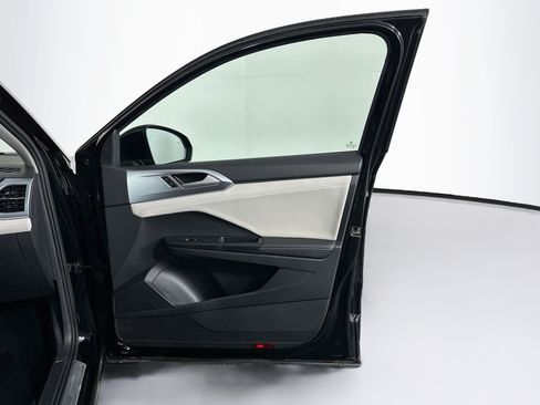 Used 2025 Volkswagen Taos SE FWD image 30