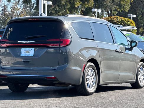 Used 2022 Chrysler Pacifica Touring-L image 5