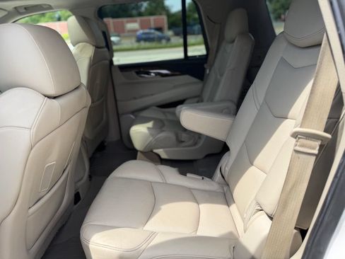 Used 2019 Cadillac Escalade Luxury AWD/4WD image 10