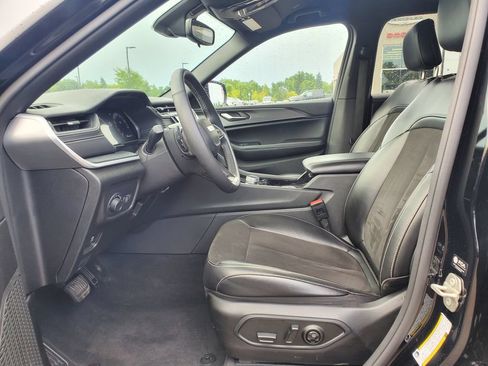 Used 2023 Jeep Grand Cherokee Altitude AWD/4WD image 16