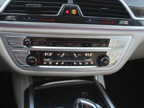 Used 2018 BMW 750i image 18