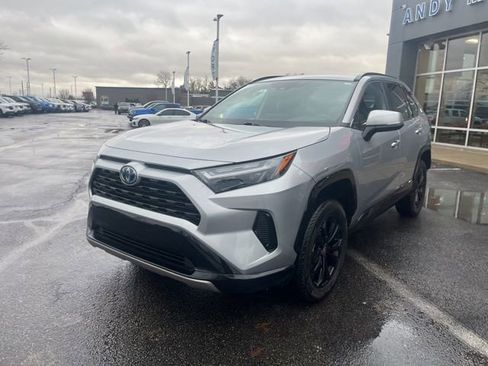 Used 2022 Toyota RAV4 SE image 2