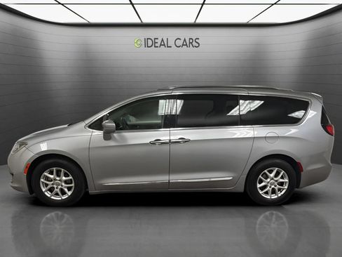 Used 2020 Chrysler Pacifica Touring-L FWD image 2