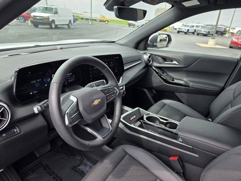 Used 2025 Chevrolet Equinox LT w/ Convenience Package II image 3