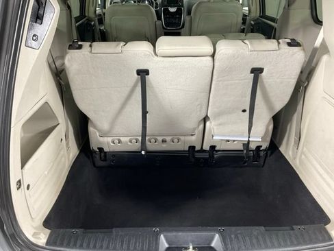 Used 2016 Chrysler Town & Country Touring FWD image 22