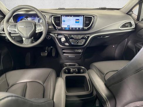 Used 2025 Chrysler Pacifica Select FWD image 21
