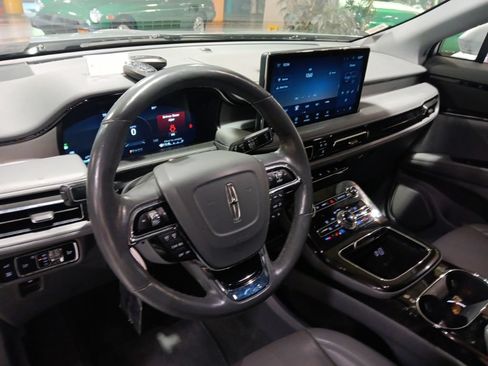 Used 2023 Lincoln Nautilus Reserve AWD/4WD image 3
