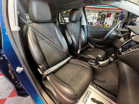 Used 2020 Chevrolet Trax LT w/ LT Convenience Package FWD image 9