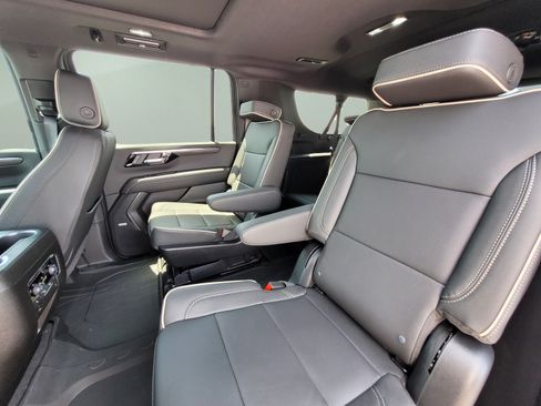 Used 2026 Chevrolet Suburban Premier AWD/4WD image 18
