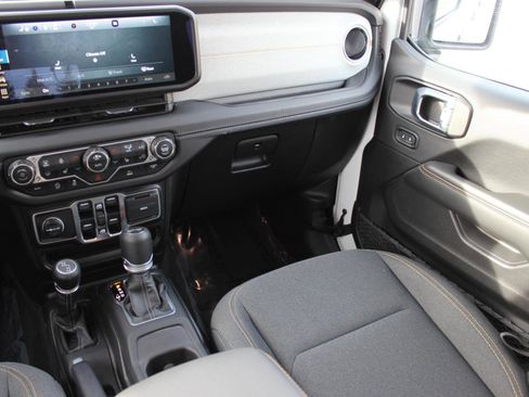 Used 2025 Jeep Wrangler Sahara AWD/4WD image 16