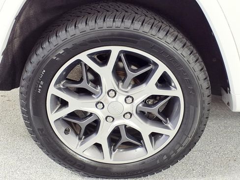 Used 2019 Jeep Grand Cherokee Overland image 4