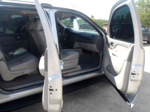 Used 2014 Chevrolet Suburban LT image 6
