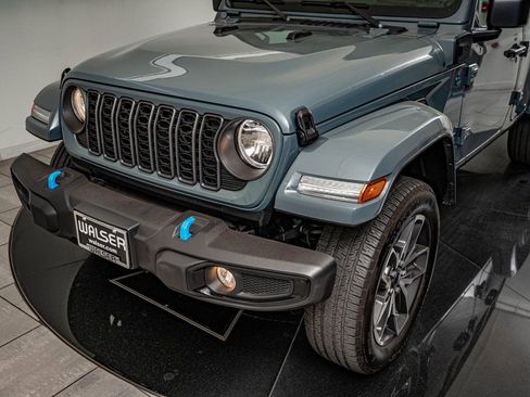 Used 2024 Jeep Wrangler Unlimited AWD/4WD image 3