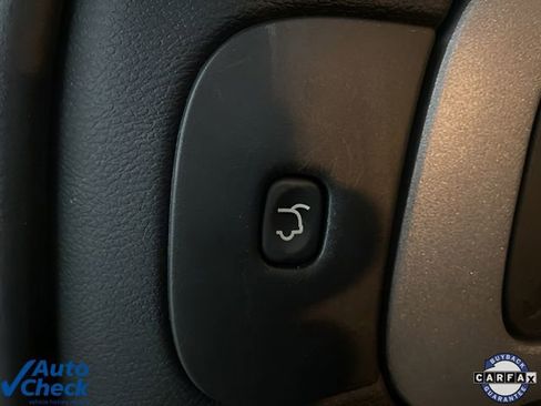 Used 2017 Jeep Cherokee Overland w/ Technology Group image 8