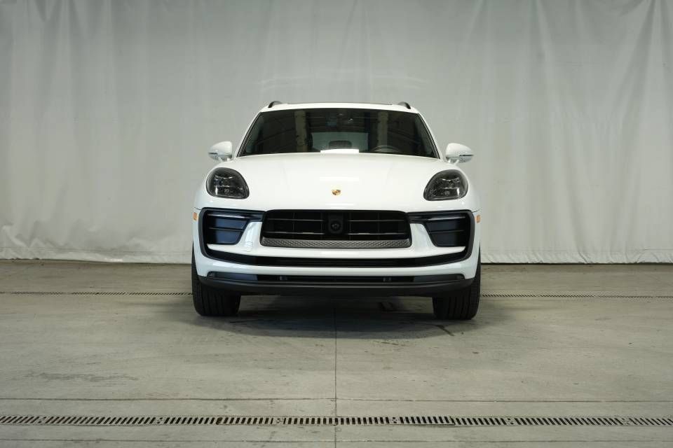 Certified 2026 Porsche Macan AWD/4WD image 10