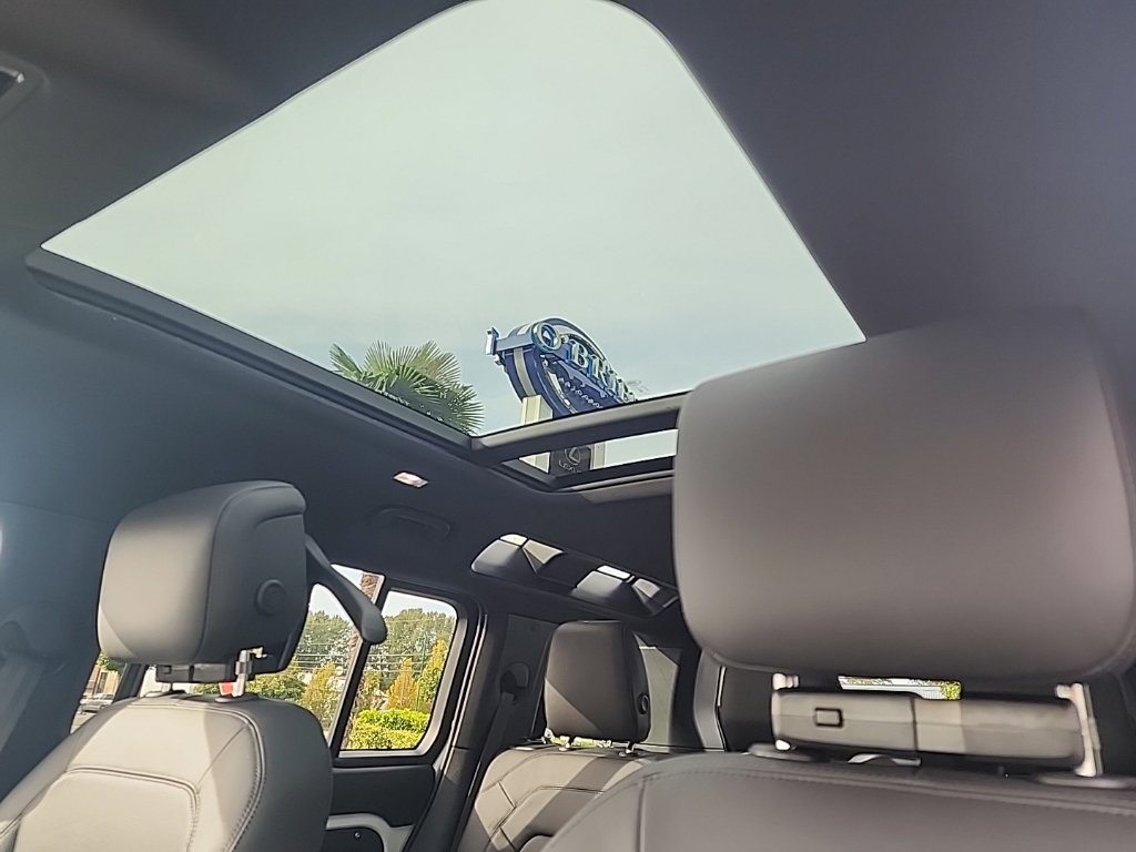 New 2026 Land Rover Defender 110 X-Dynamic SE AWD/4WD image 13