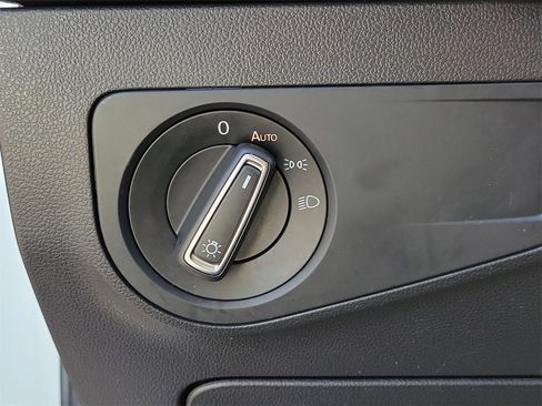 Used 2020 Volkswagen Tiguan SE image 29