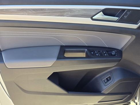 Used 2023 Volkswagen Atlas Cross Sport SE image 2