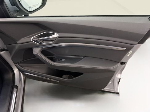 Used 2021 Audi e-tron Premium Plus w/ Premium Plus Package image 34