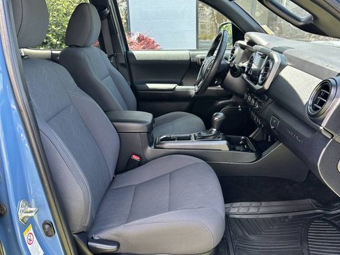 Used 2019 Toyota Tacoma TRD Off-Road w/ Technology Package AWD/4WD image 19
