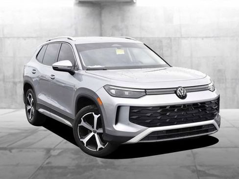 Certified 2025 Volkswagen Tiguan SE FWD image 2