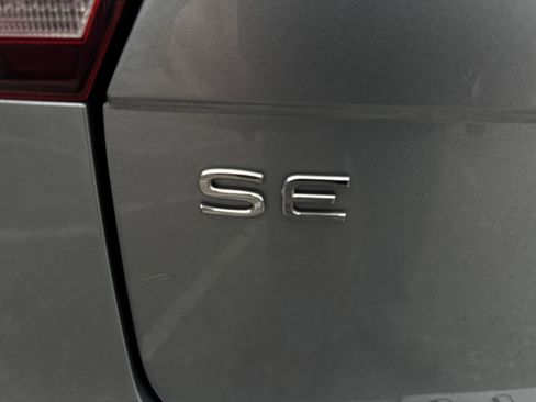 Certified 2022 Volkswagen Tiguan SE image 33