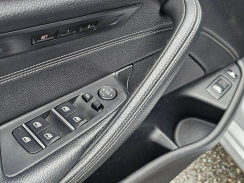 Used 2019 BMW 530e xDrive w/ Premium Package image 32