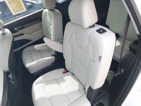 Used 2025 Kia Telluride EX w/ EX Captain's Chair Package image 16